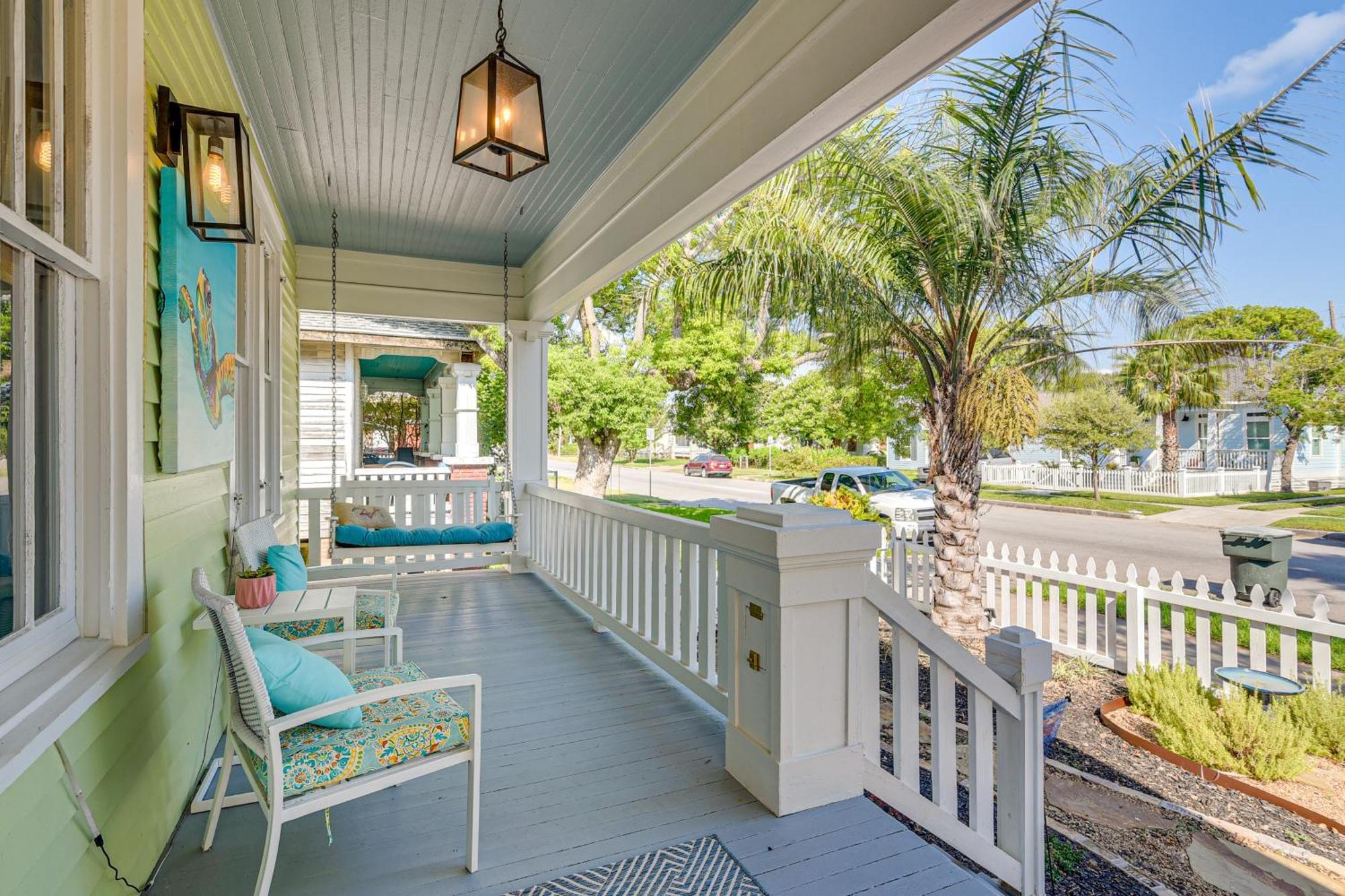 Walk To Galveston Beach Texas Home With Fenced Yard Экстерьер фото