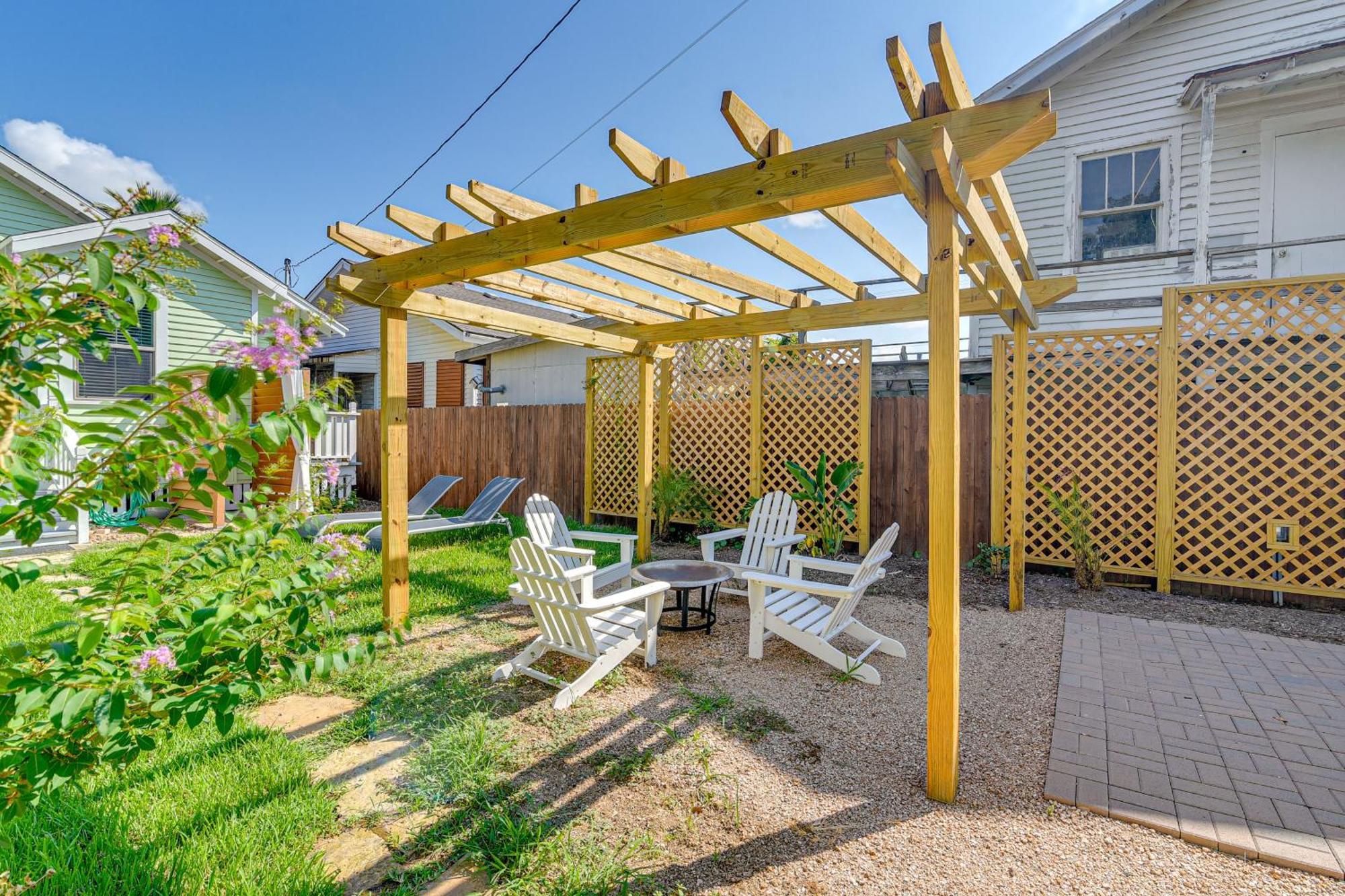Walk To Galveston Beach Texas Home With Fenced Yard Экстерьер фото